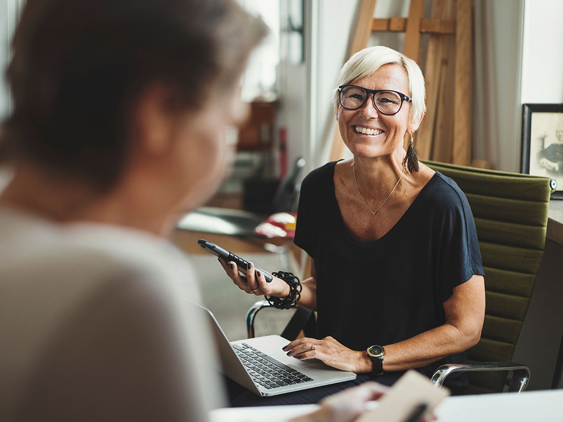 Leende kvinna med glasögon
